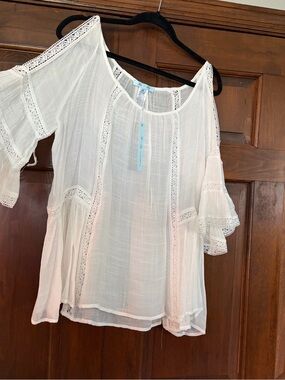 NWT She + Sky Emily crème  Lace Cold Shoulder Top XL. never worn. 
BEAUTIFUL!!!